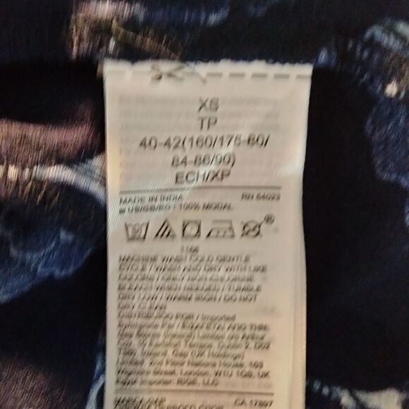 NWT: Gap woman's short sleeve blouse. - Picture 6 of 6